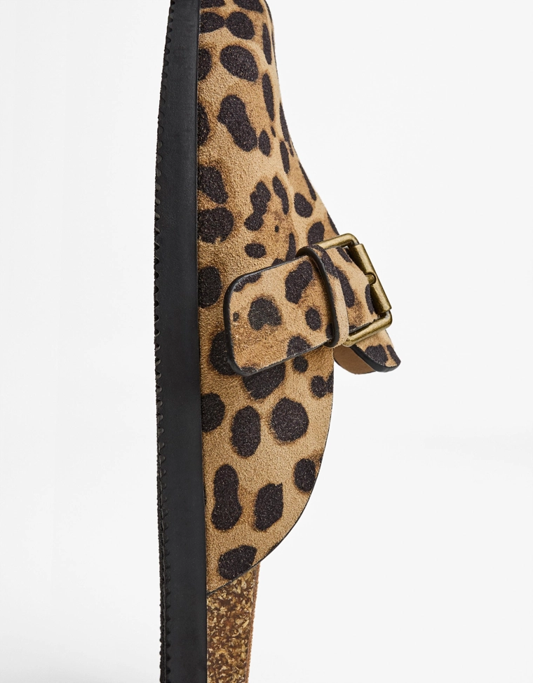 Сабо с пряжкой из кожи с анималистическим принтом