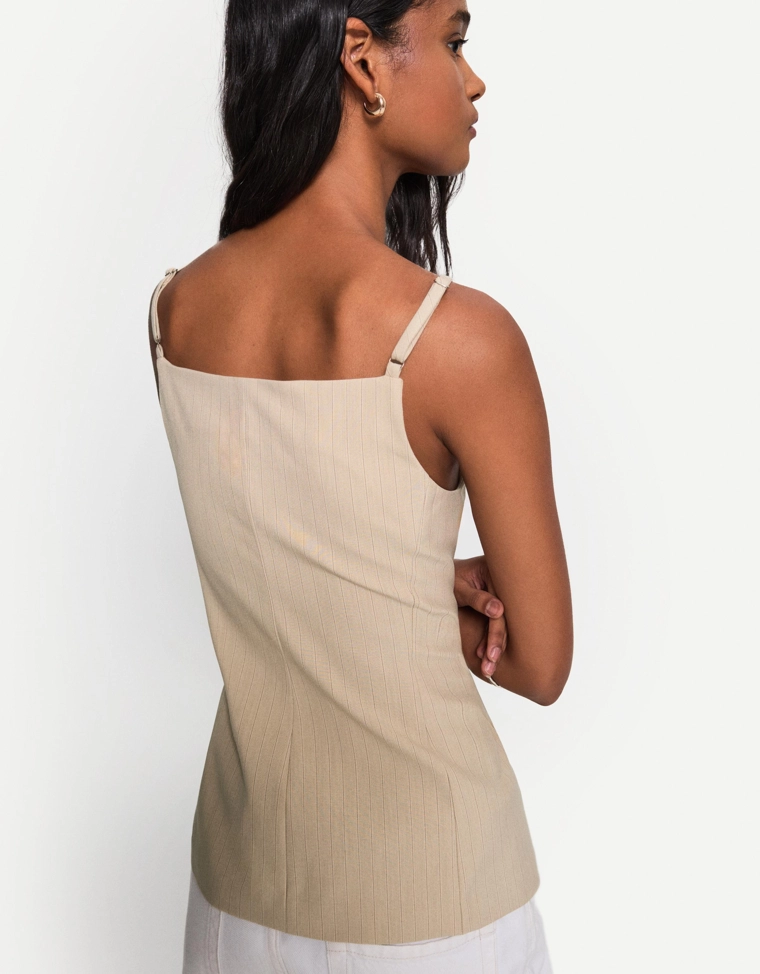 Длинный жилет с квадратным вырезом