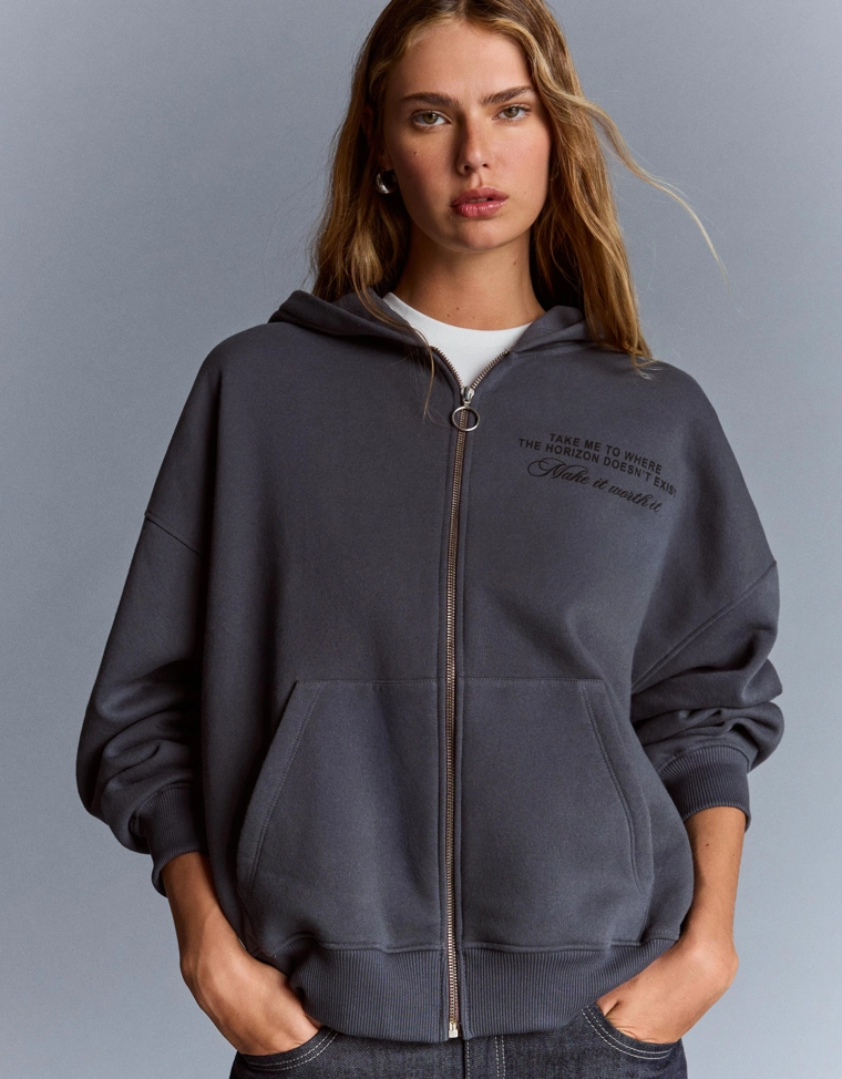 Худи с застежкой-молнией и заклепками