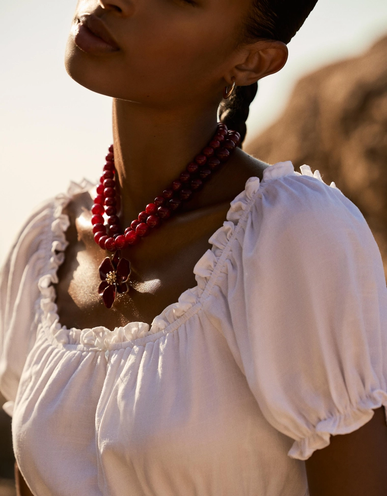 Укороченная блуза с короткими рукавами