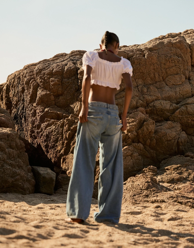 Укороченная блуза с короткими рукавами