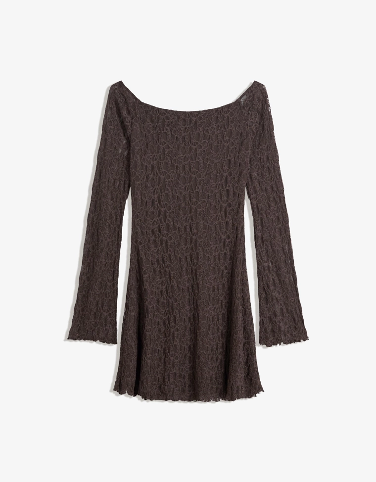 Мини-платье с открытыми плечами и кружевом