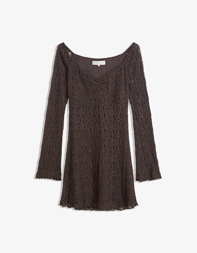 Мини-платье с открытыми плечами и кружевом