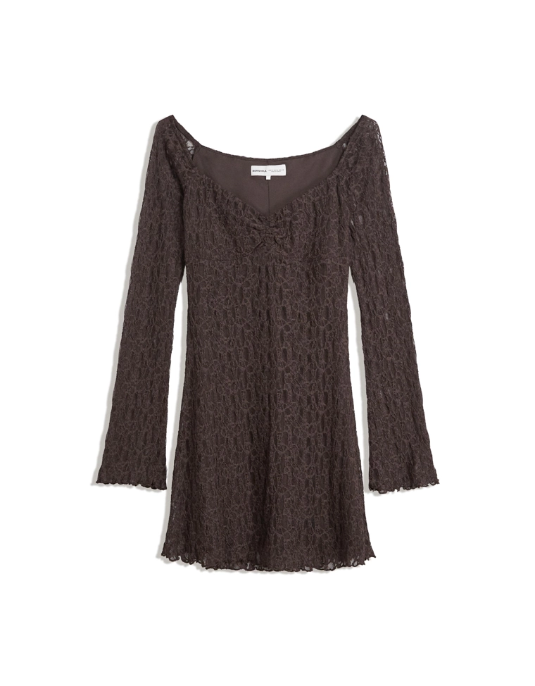 Мини-платье с открытыми плечами и кружевом