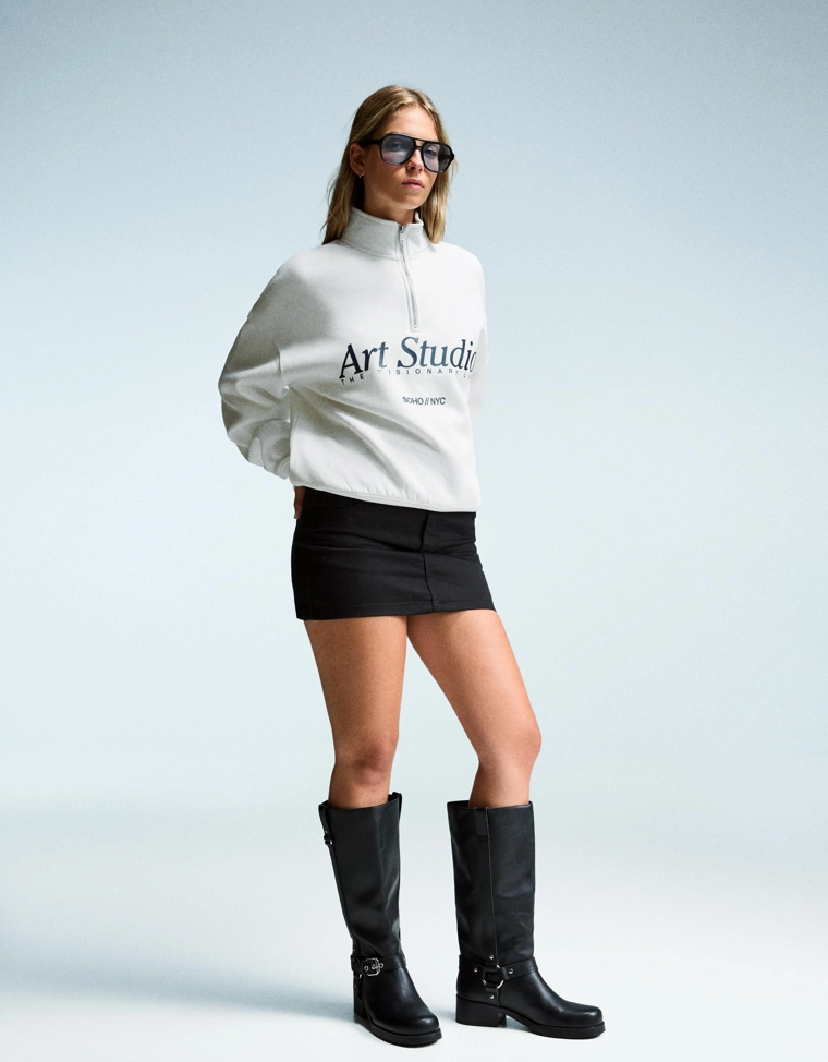 Толстовка с молнией на воротнике и принтом