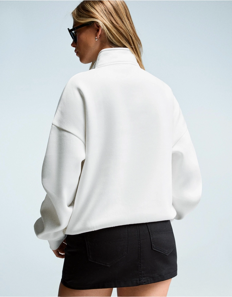 Толстовка с молнией на воротнике и принтом