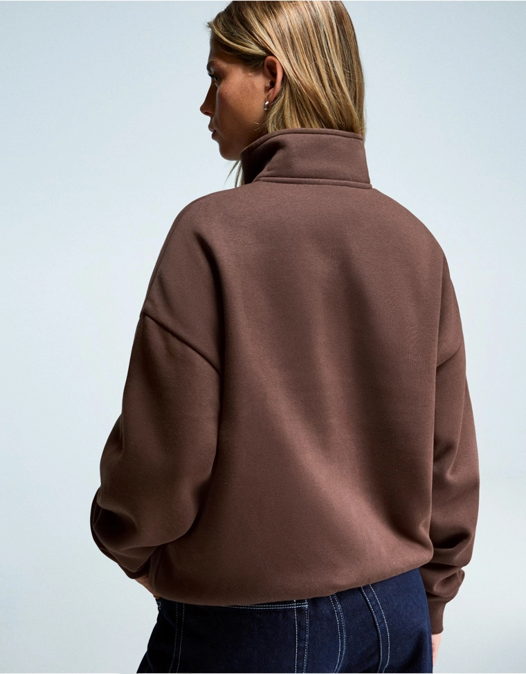 Толстовка с молнией на воротнике и принтом