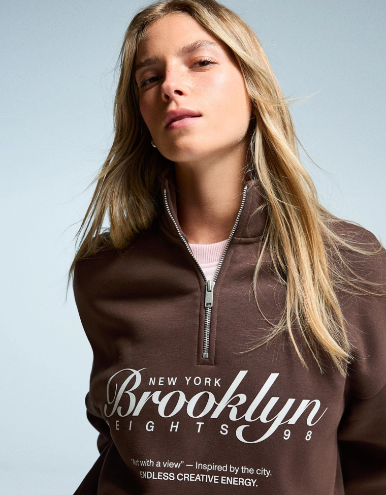 Толстовка с молнией на воротнике и принтом