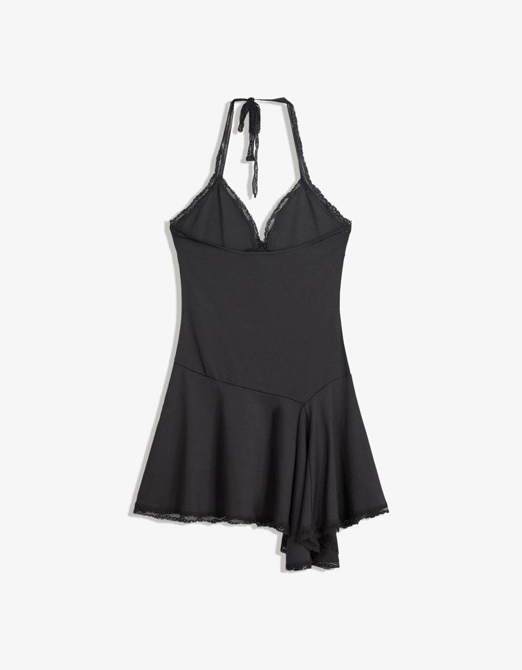 Мини-платье на бретелях с кружевом