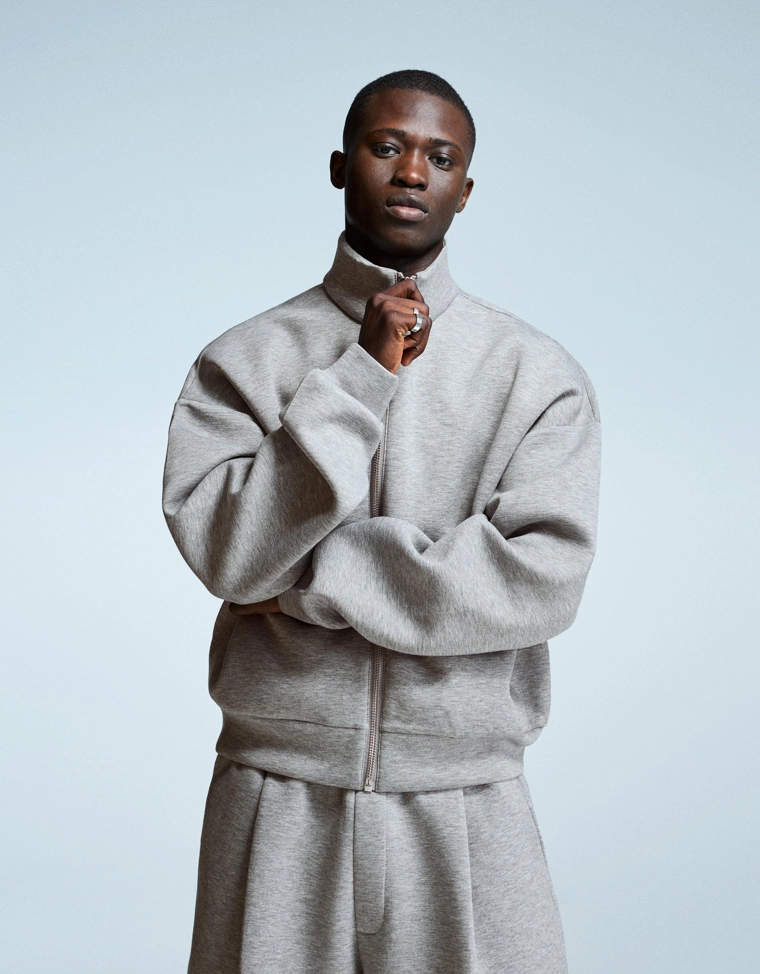 Брюки из высокотехнологичной ткани с защипами