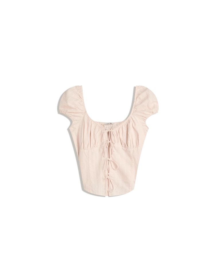 Блуза из рельефной ткани с короткими рукавами и завязками