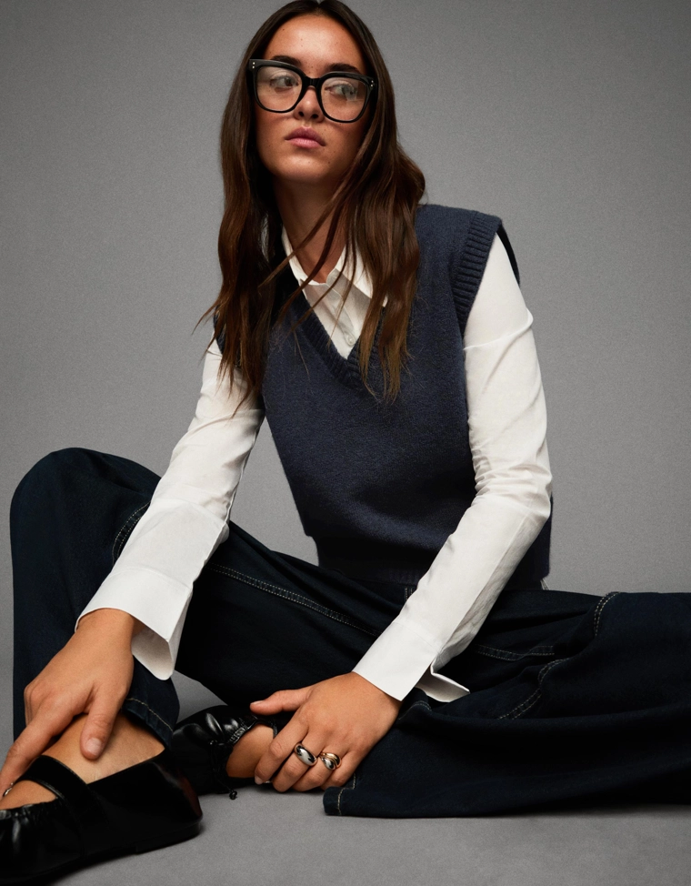 Жилет из мягкой ткани с V-образным вырезом