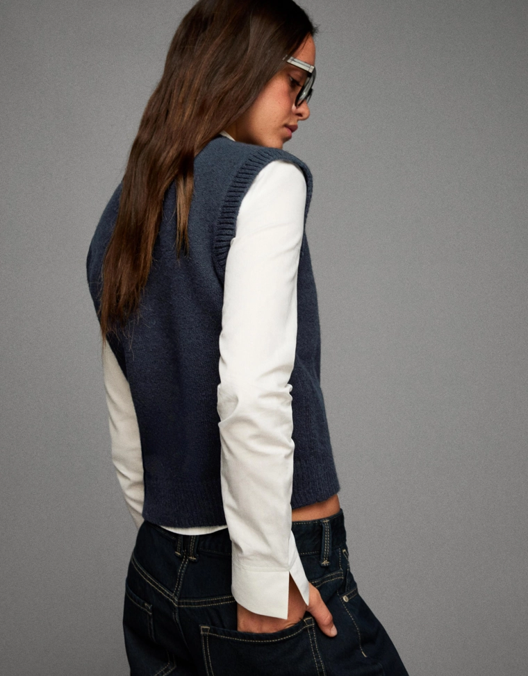 Жилет из мягкой ткани с V-образным вырезом