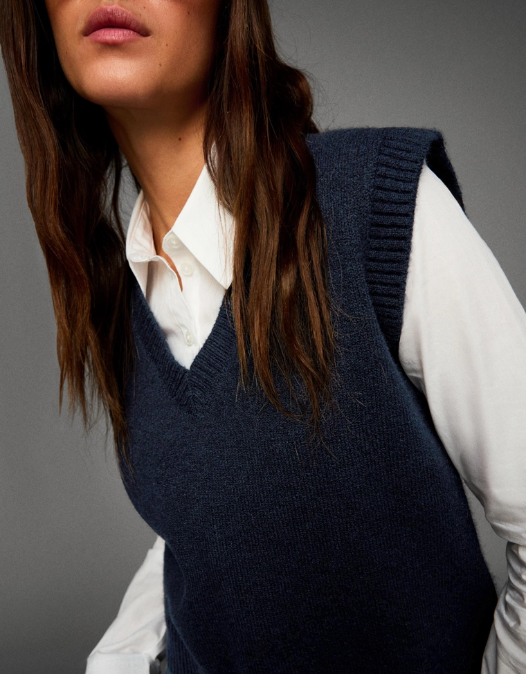 Жилет из мягкой ткани с V-образным вырезом