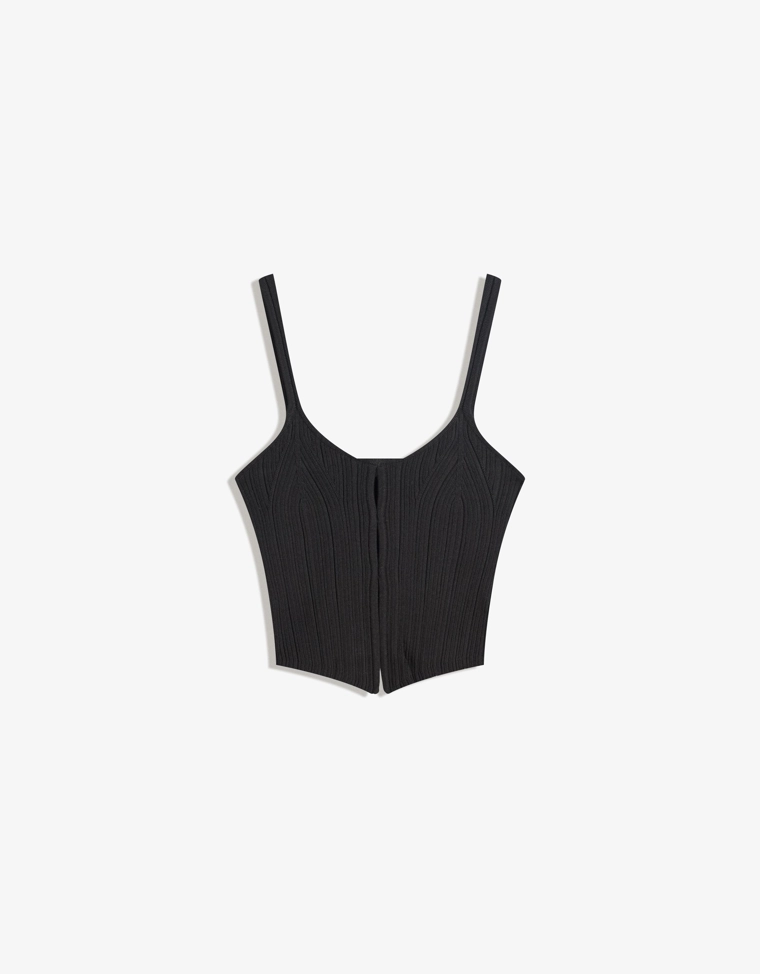 Топ на бретелях с вырезами