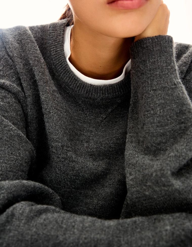 Свитер с круглым вырезом
