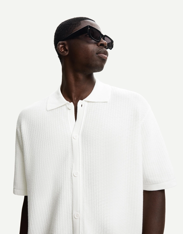 Рубашка из рельефной ткани с короткими рукавами