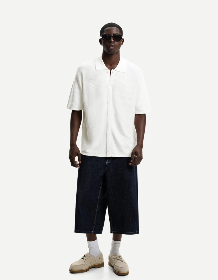 Рубашка из рельефной ткани с короткими рукавами