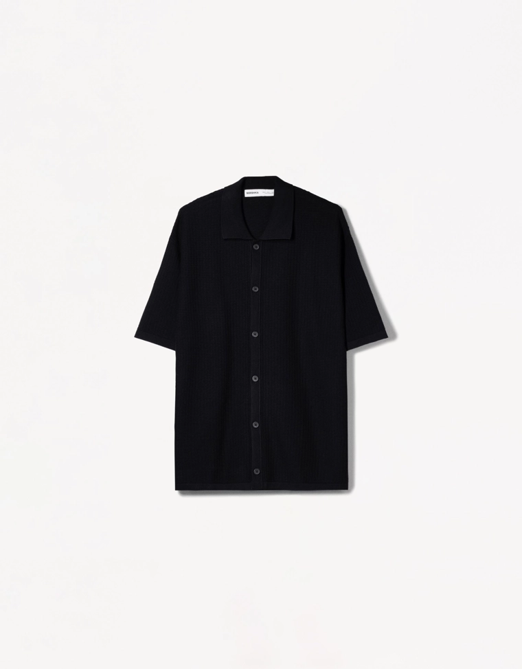 Рубашка из рельефной ткани с короткими рукавами