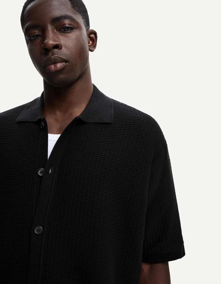 Рубашка из рельефной ткани с короткими рукавами