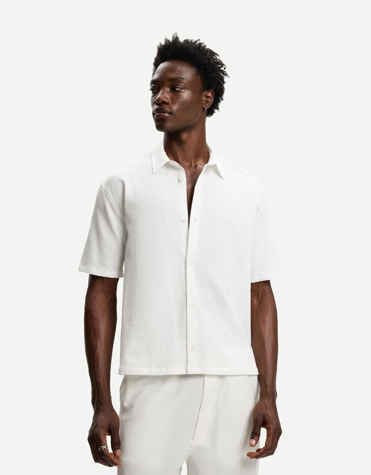 Рубашка из плиссированной ткани с короткими рукавами