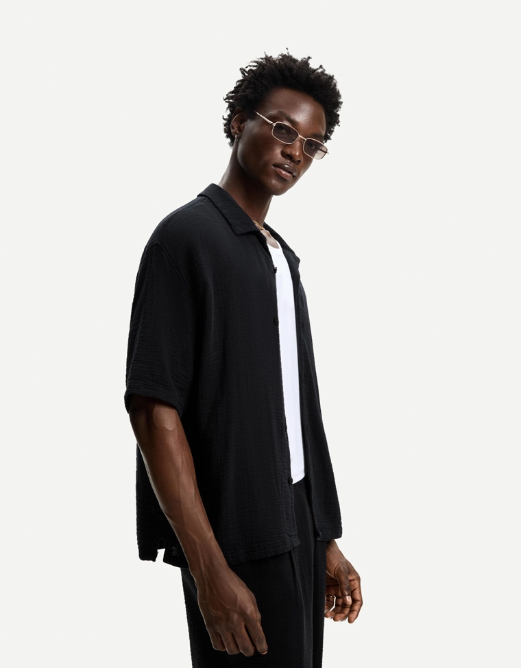 Рубашка из рельефной ткани с короткими рукавами