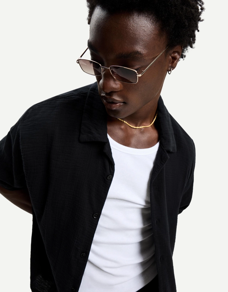 Рубашка из рельефной ткани с короткими рукавами