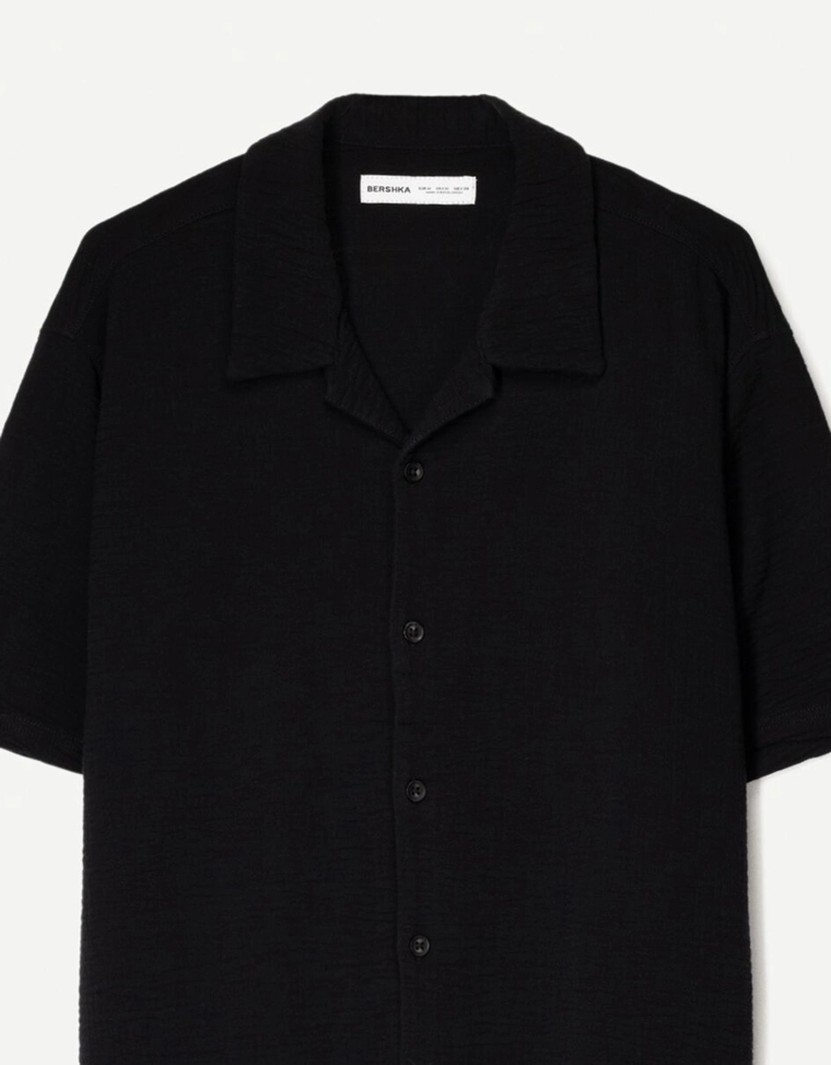 Рубашка из рельефной ткани с короткими рукавами