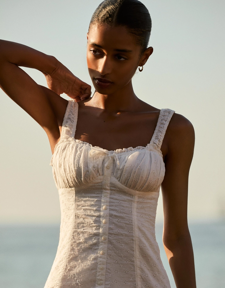 Мини-платье приталенного кроя с вышивкой и расклешенным низом