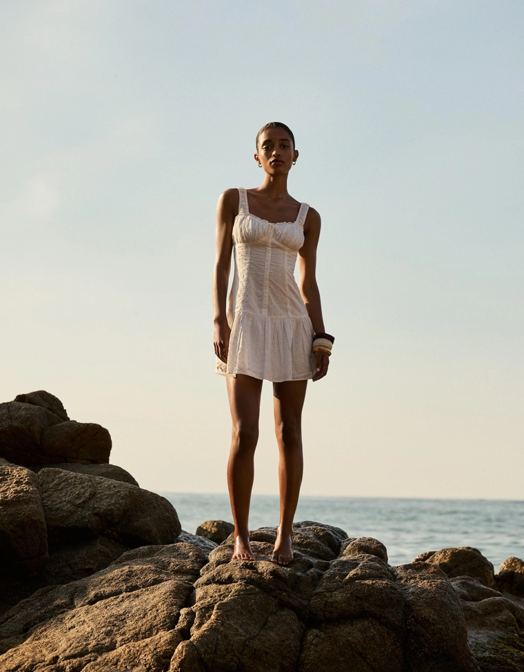 Мини-платье приталенного кроя с вышивкой и расклешенным низом