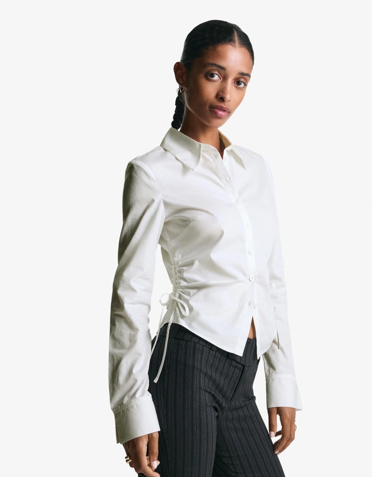 Рубашка приталенного кроя со сборкой сбоку