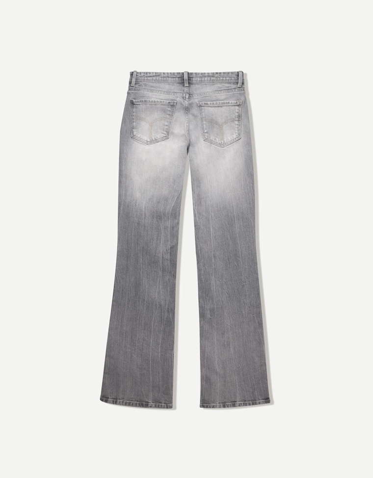 Джинсы с низкой посадкой и слегка расширяющимися штанинами