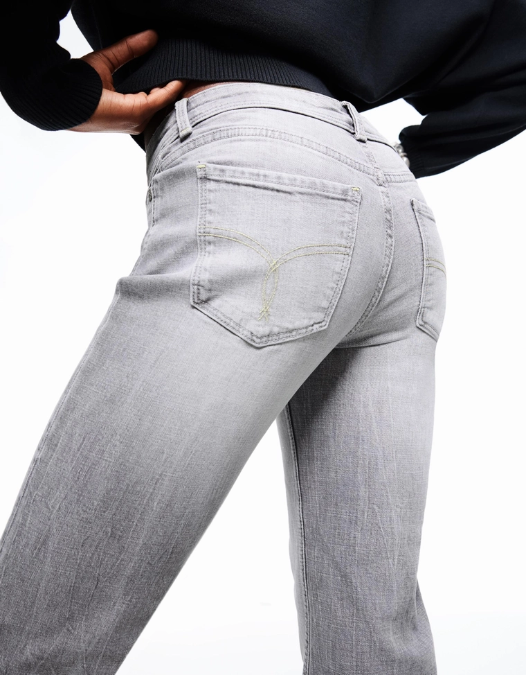 Джинсы с низкой посадкой и слегка расширяющимися штанинами