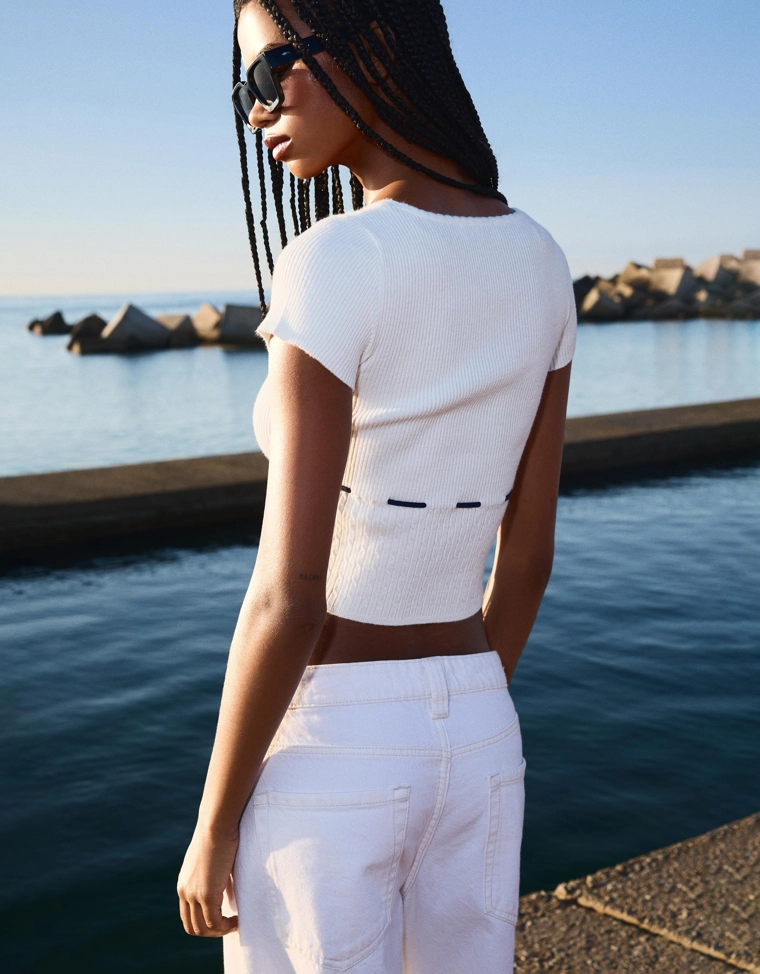 Свитер с короткими рукавами, узором «косы» и завязками