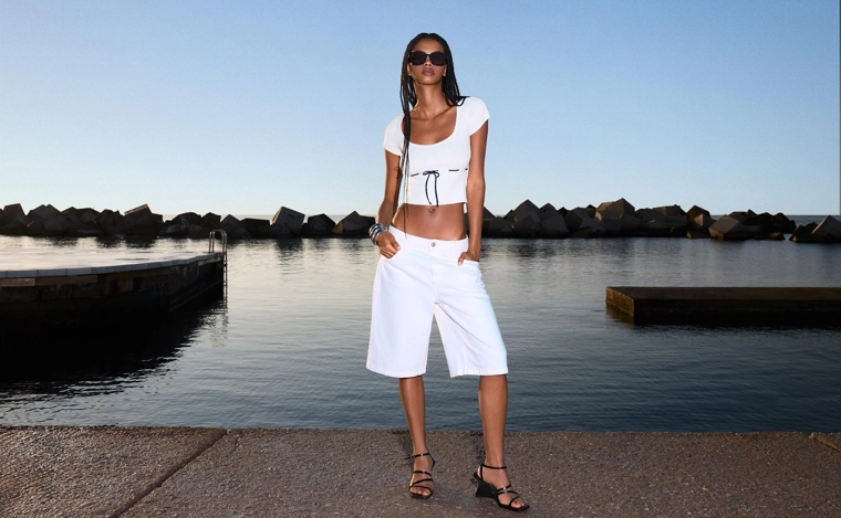 Свитер с короткими рукавами, узором «косы» и завязками