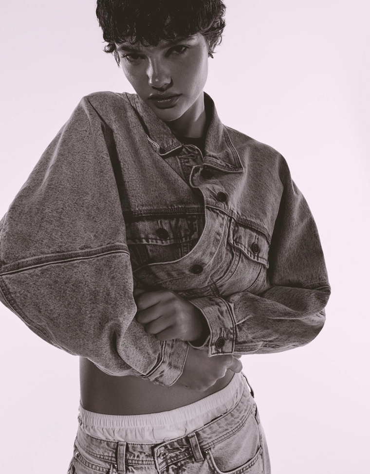 Укороченная джинсовая куртка