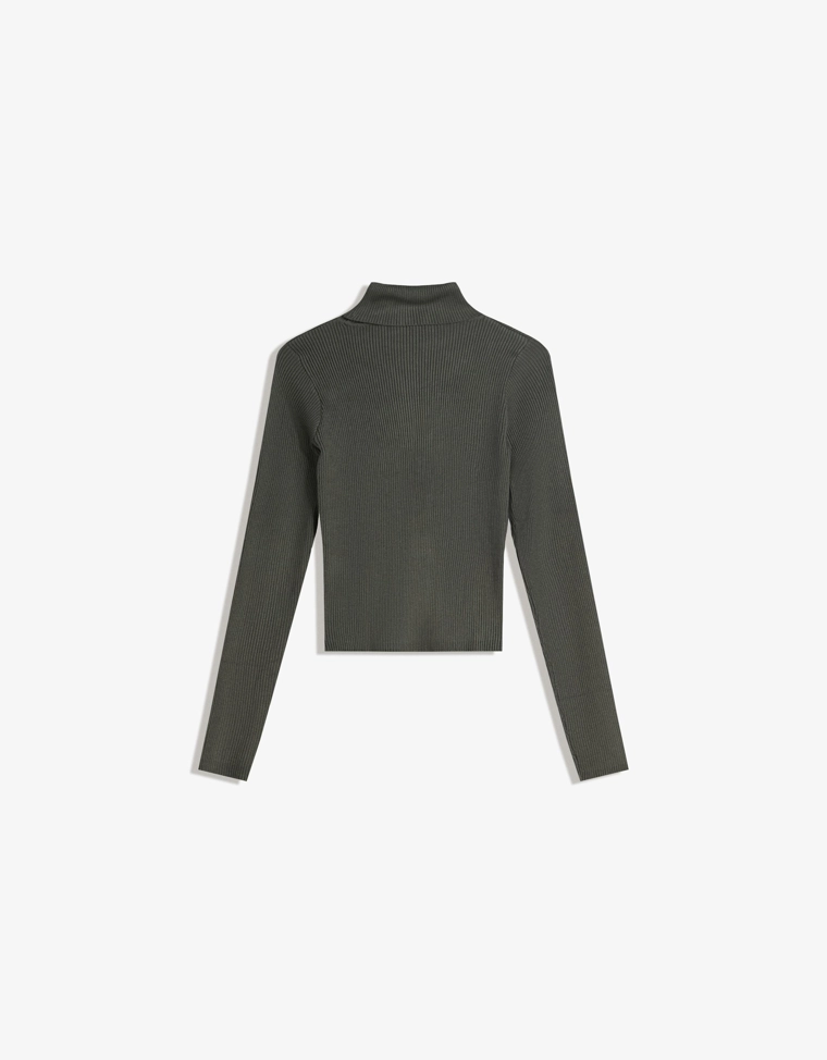 Свитер в рубчик с высоким воротником