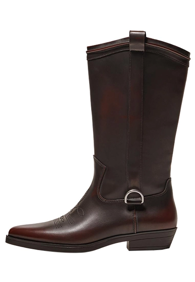 Сапоги в ковбойском стиле на низком каблуке