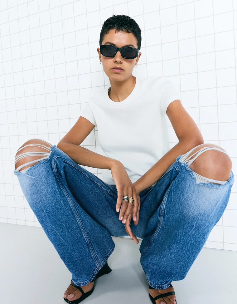 Джинсы с широкими штанинами и разрезами