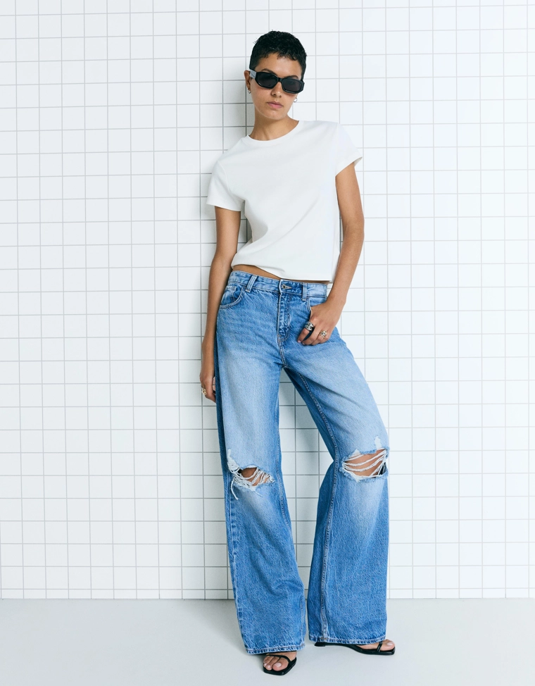 Джинсы с широкими штанинами и разрезами