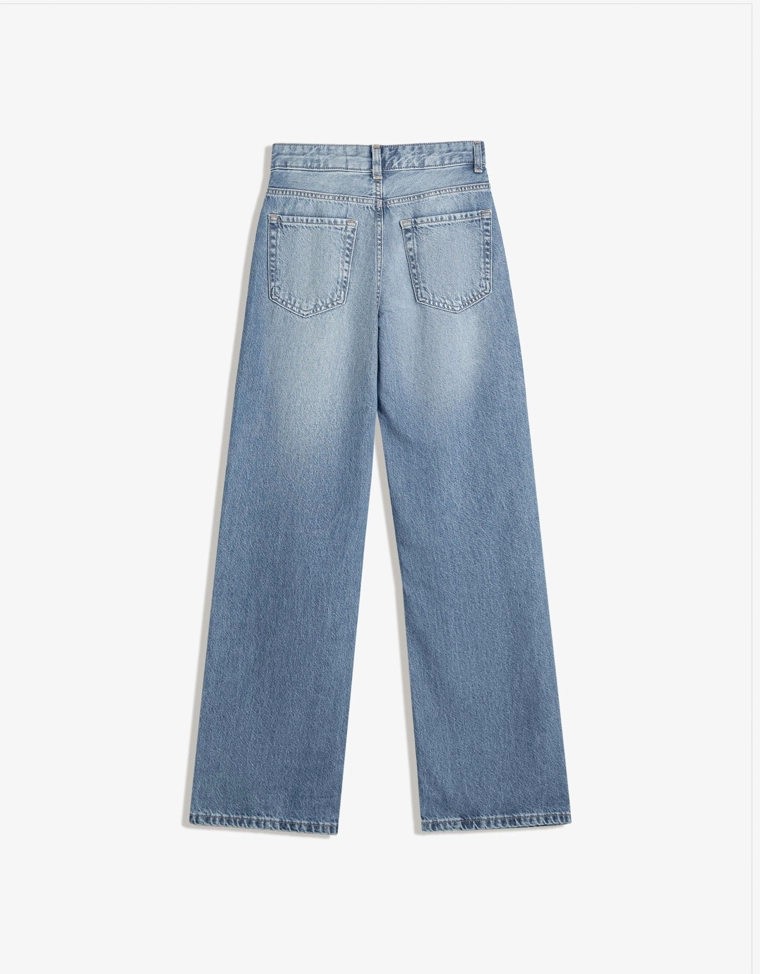 Джинсы с широкими штанинами и разрезами