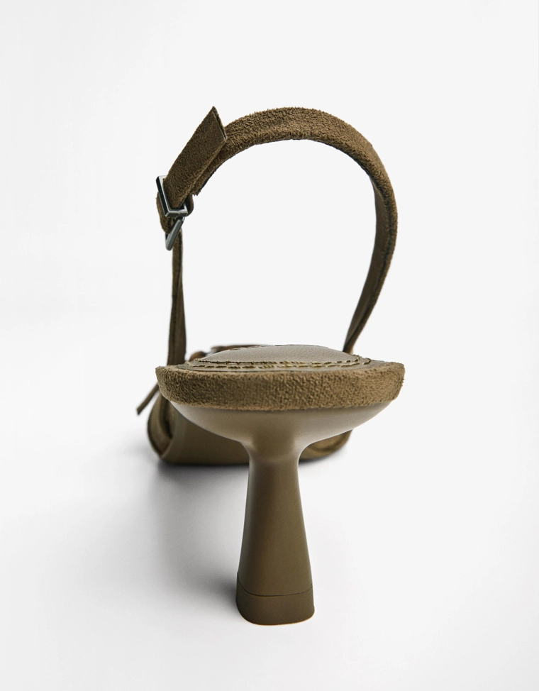 Туфли на среднем тонком каблуке с ремешками и пряжкой