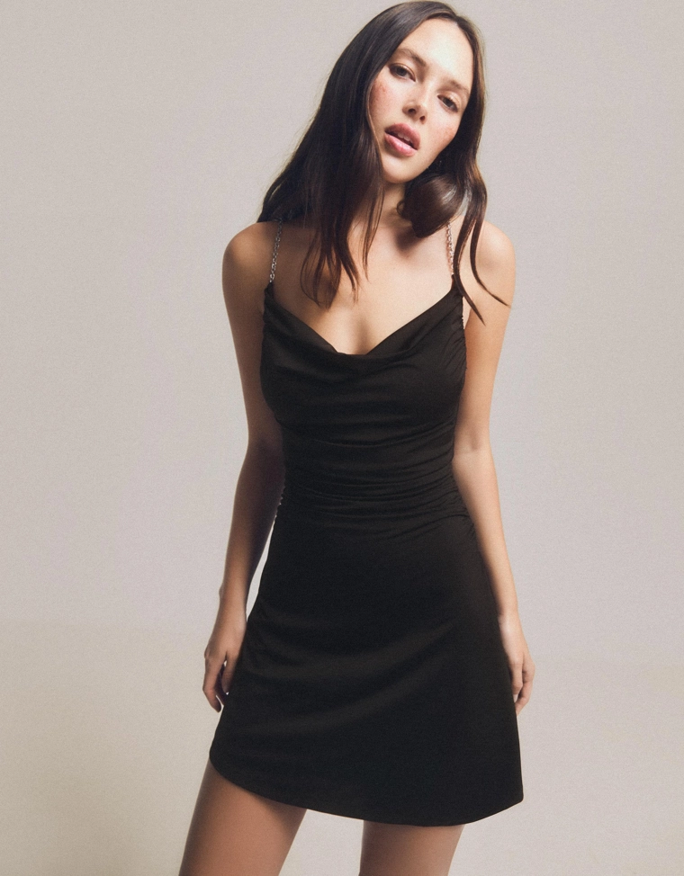 Платье с драпировкой на бретелях-цепочках