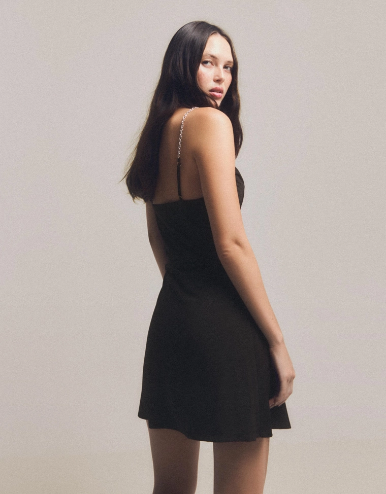 Платье с драпировкой на бретелях-цепочках