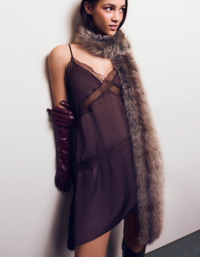 Мини-платье асимметричного кроя из сатина с кружевом