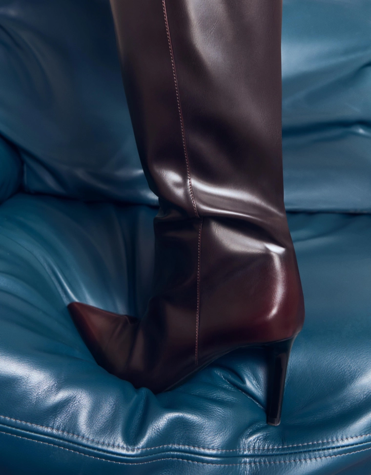 Широкие сапоги на высоком каблуке