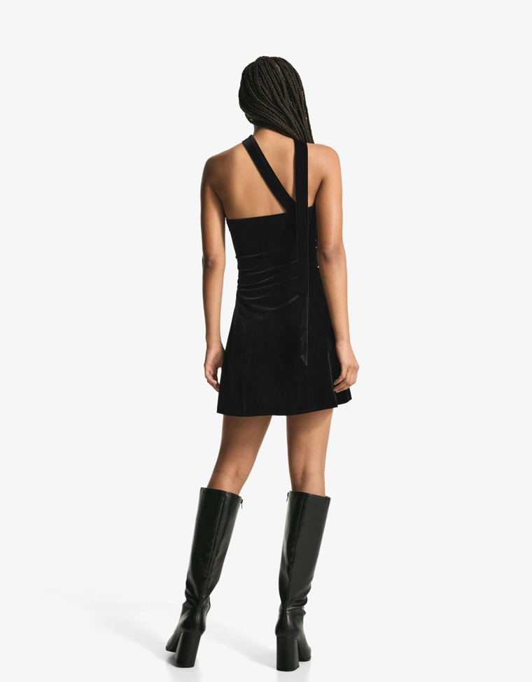 Мини-платье с вырезом бандо из бархата с платком