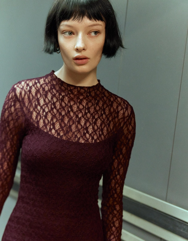 Кружевное платье миди с длинными рукавами