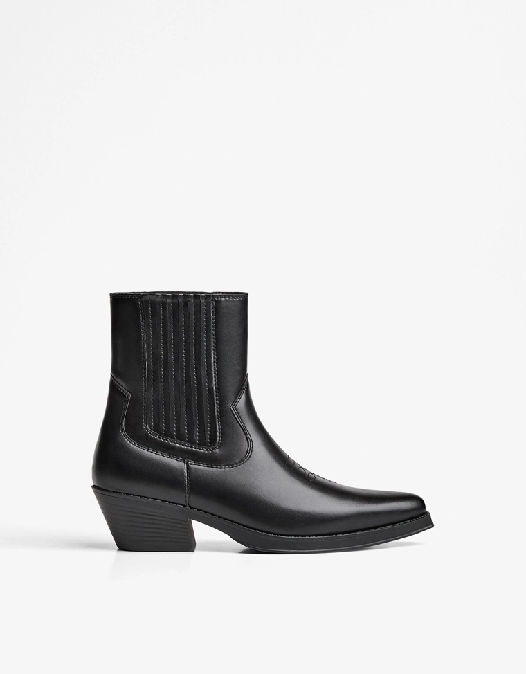 Эластичные ботильоны в ковбойском стиле