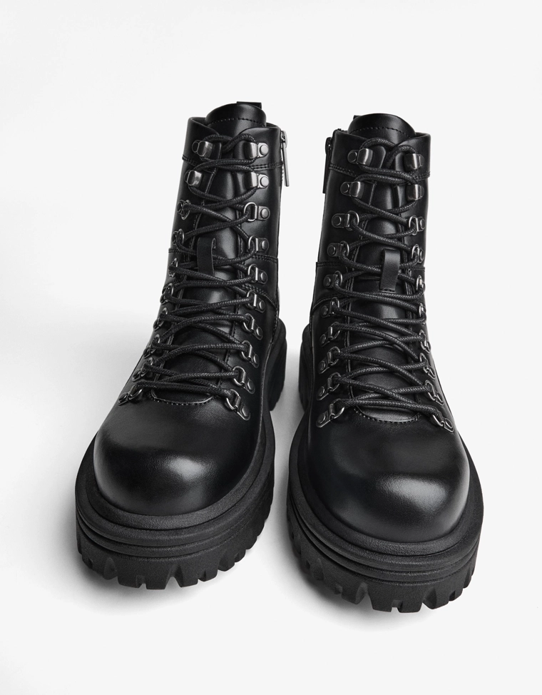 Ботинки с металлическими деталями